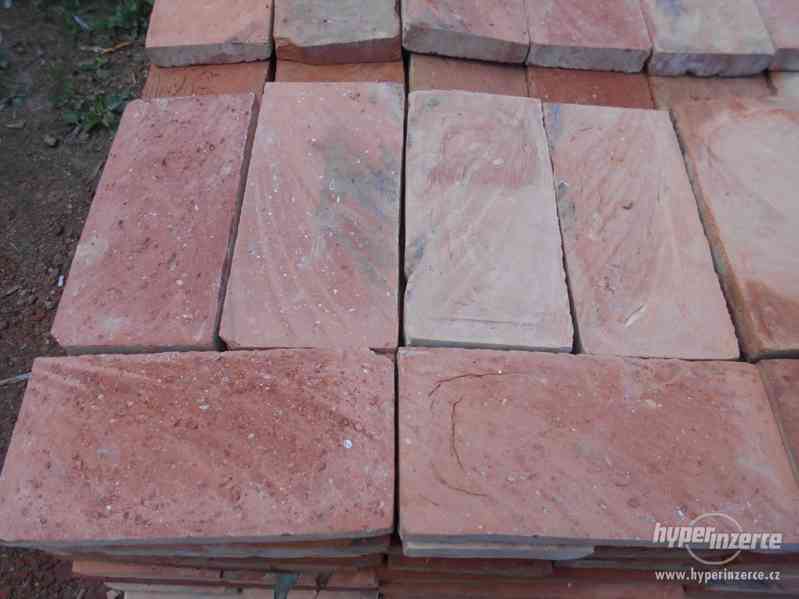 Nařezaná cihlová dlažba - foto 1