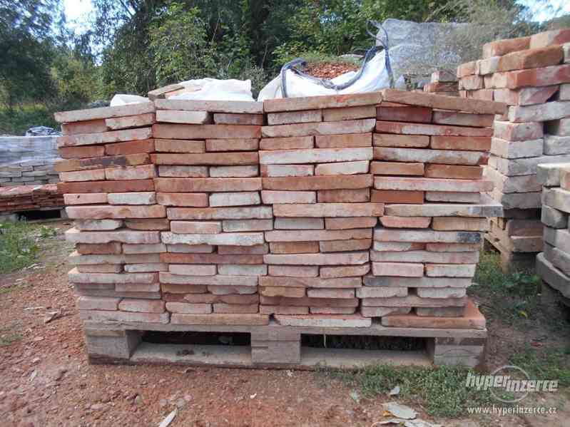 Nařezaná cihlová dlažba - foto 3