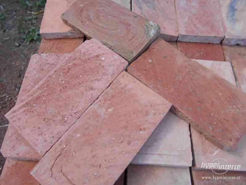Nařezaná cihlová dlažba - foto 4