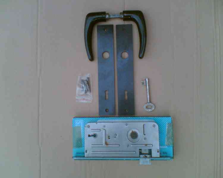 Zámek do dveří-zámek,kliky,štíty,FAB vložka,klíče,šroubení - foto 2