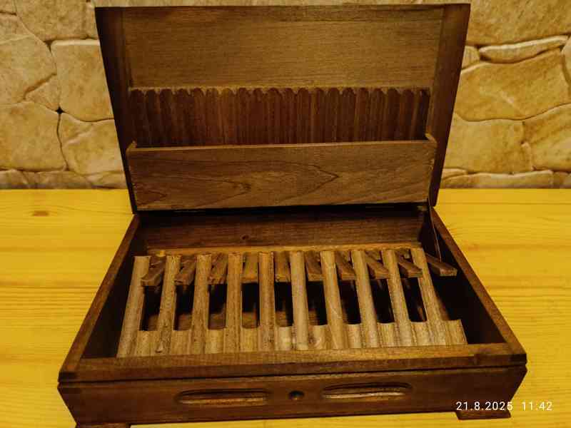 Prodám DŘEVĚNÝ VYŘEZÁVANÝ HUMIDOR – KRABIČKU NA CIGARETY - foto 2