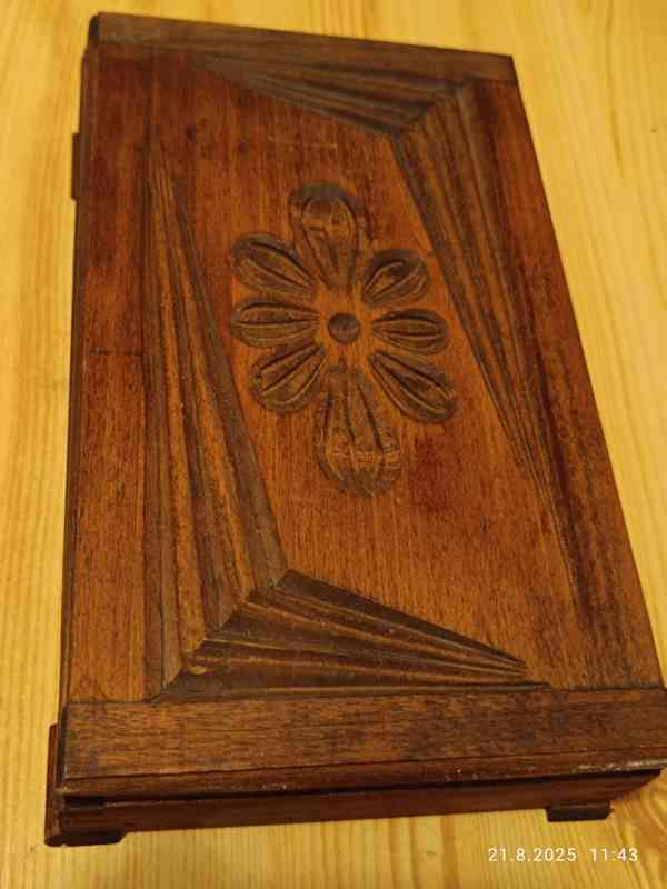Prodám DŘEVĚNÝ VYŘEZÁVANÝ HUMIDOR – KRABIČKU NA CIGARETY - foto 5