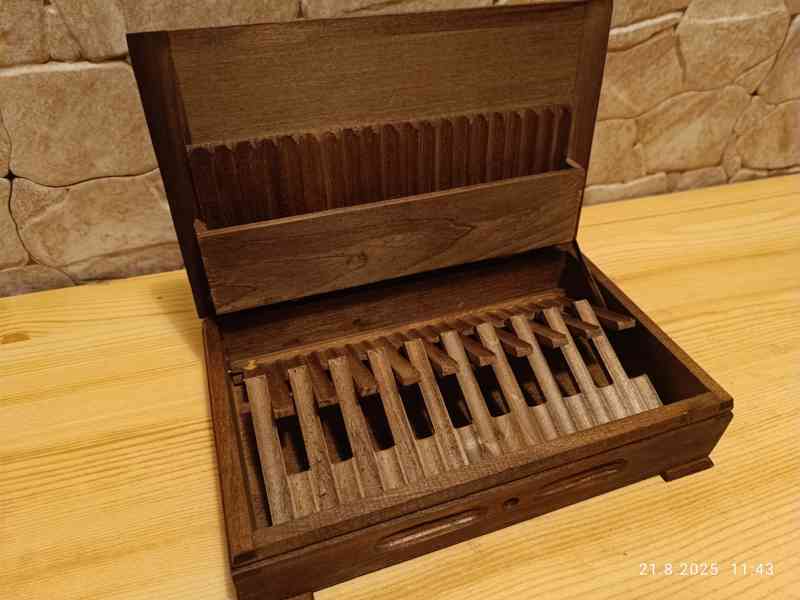 Prodám DŘEVĚNÝ VYŘEZÁVANÝ HUMIDOR – KRABIČKU NA CIGARETY - foto 4