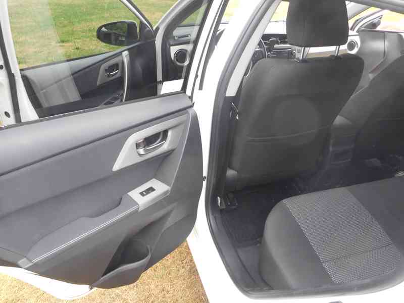 Toyota Auris 1.6, 97 kW, Hatchback, 2014 - foto 9