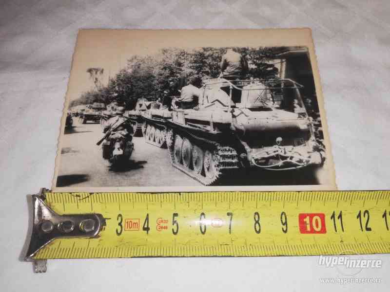 Tanky s vojáky - fotografie z 2. světové války - foto 1
