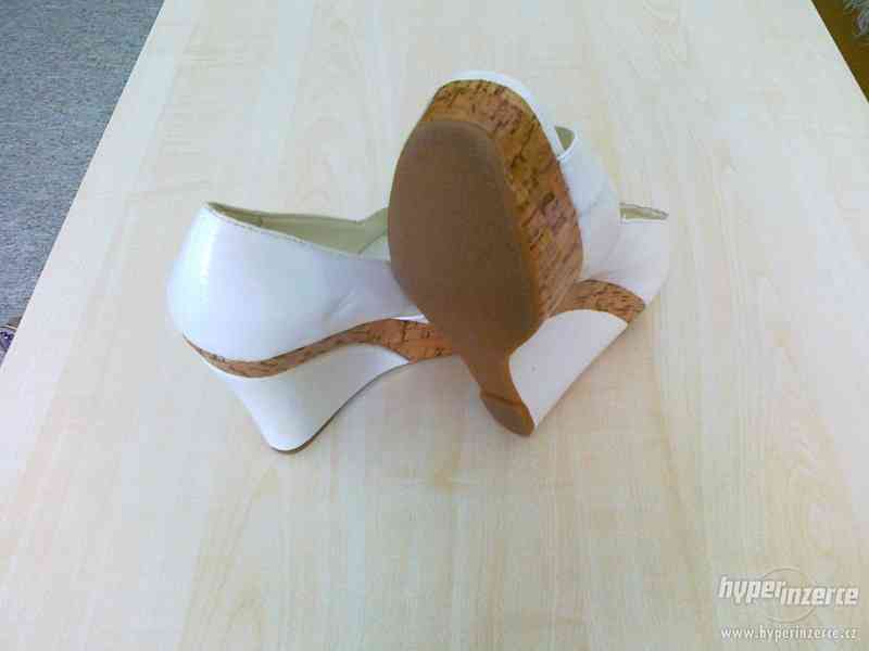 Bílé sandále na klínku (38) - Jennifer CCC - foto 1