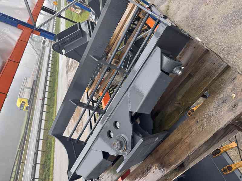 Hydraulická lžíce s otvory 120 cm  2,6–3,5 t — bez upevnění  - foto 2