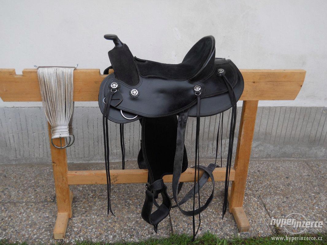 Westernové sedlo s vybavením na širšího koně s kohoutkem - foto 1