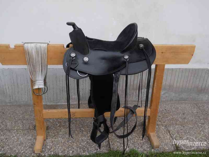 Westernové sedlo s vybavením na širšího koně s kohoutkem - foto 1