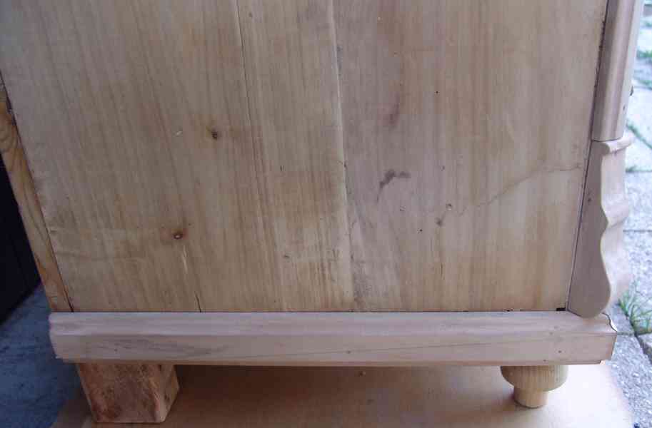 Řezbovaná šatní skříň s šuplíkem - foto 18