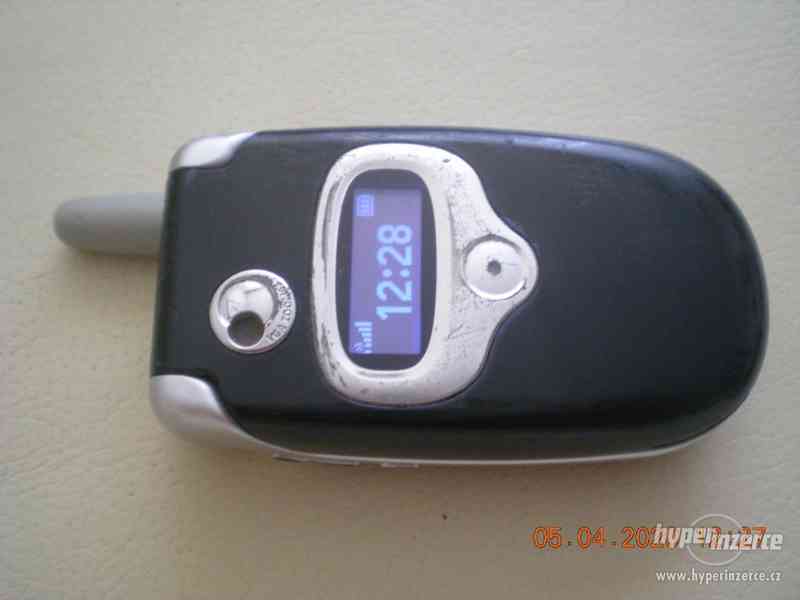 Motorola V300 - véčkové mobilní telefony od 50,-Kč - foto 2