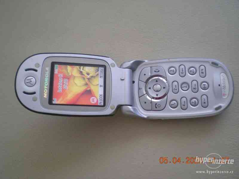 Motorola V300 - véčkové mobilní telefony od 50,-Kč - foto 3