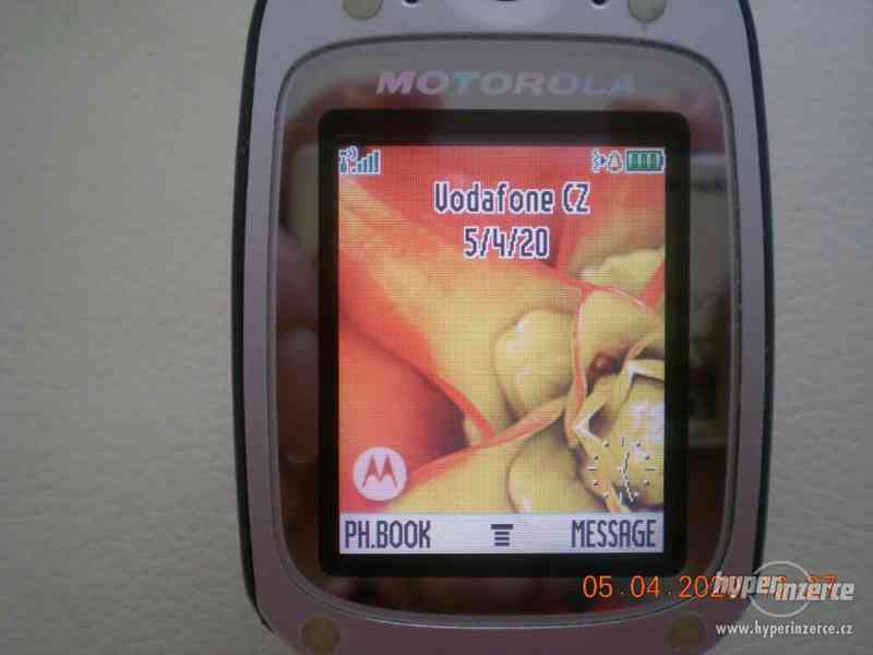Motorola V300 - véčkové mobilní telefony od 50,-Kč - foto 4