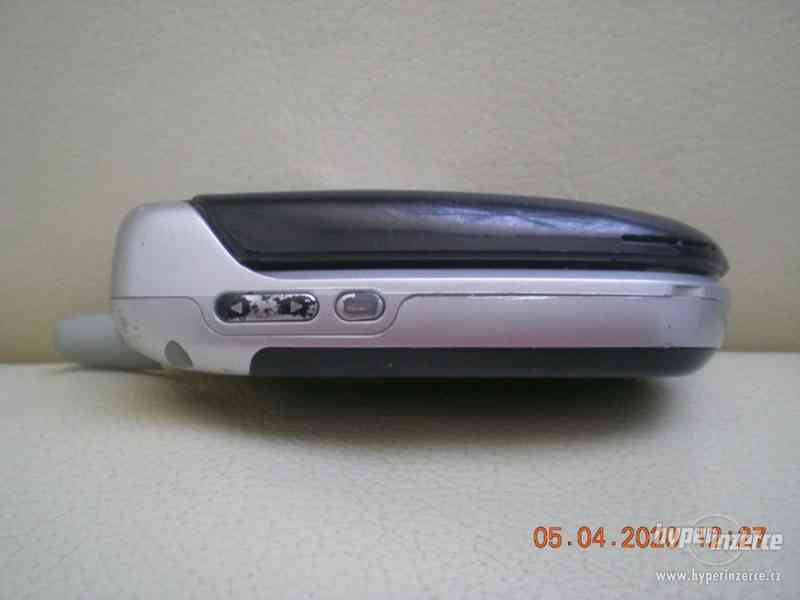 Motorola V300 - véčkové mobilní telefony od 50,-Kč - foto 6