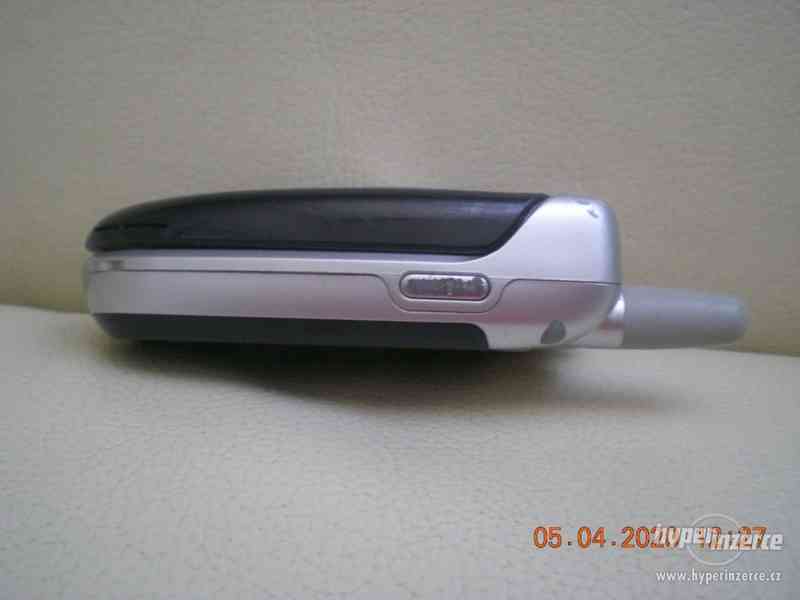 Motorola V300 - véčkové mobilní telefony od 50,-Kč - foto 7