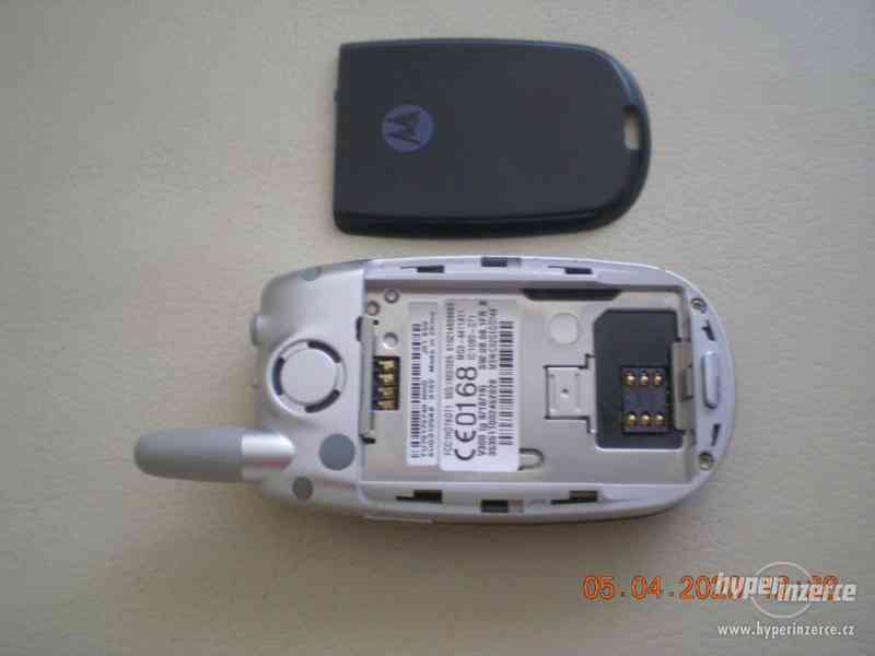 Motorola V300 - véčkové mobilní telefony od 50,-Kč - foto 11