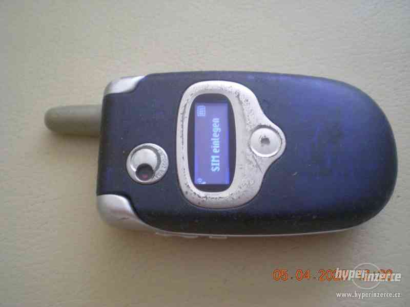 Motorola V300 - véčkové mobilní telefony od 50,-Kč - foto 13