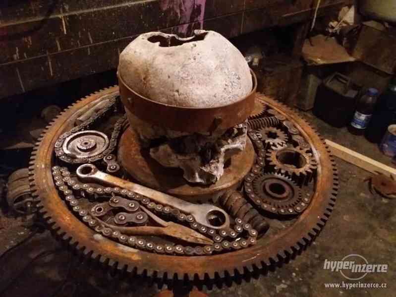 Dekorace z kovu a lidských lebek (human skull replica) - foto 1