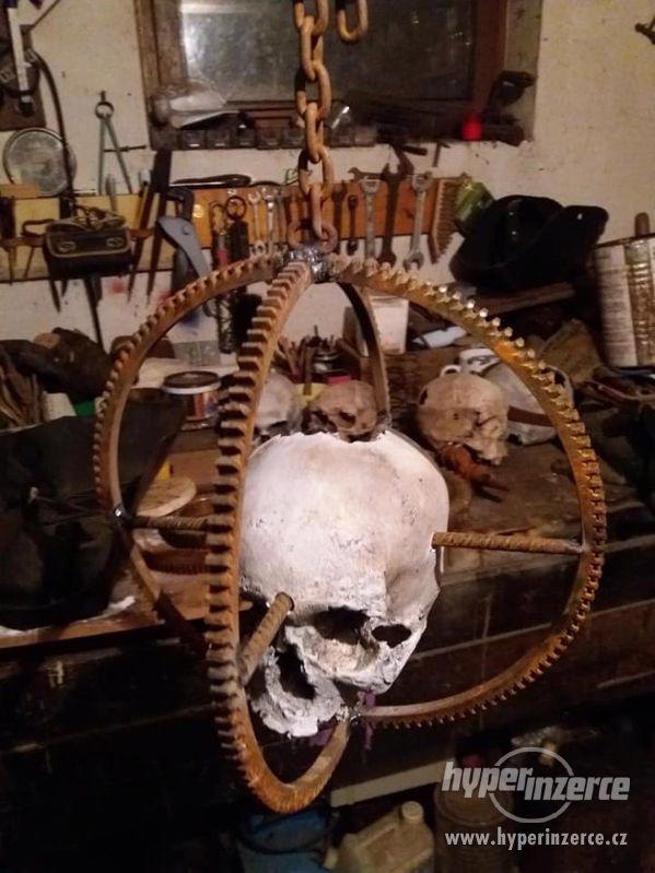 Dekorace z kovu a lidských lebek (human skull replica) - foto 7