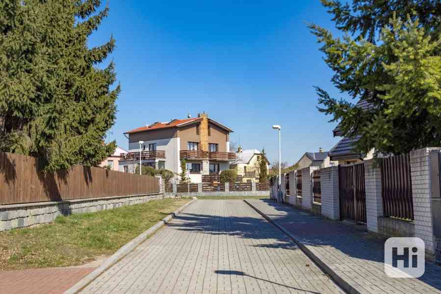 Moderní rodinný byt 3+kk s terasou v blízkosti přírody na Praze 9 v projektu Zelené kaskády. - foto 9
