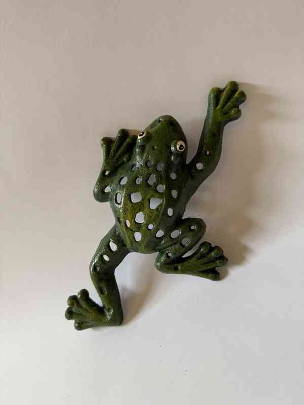 Zelená žába kov - soška - foto 1