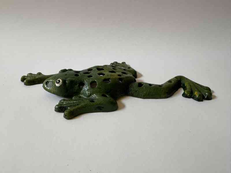 Zelená žába kov - soška - foto 2