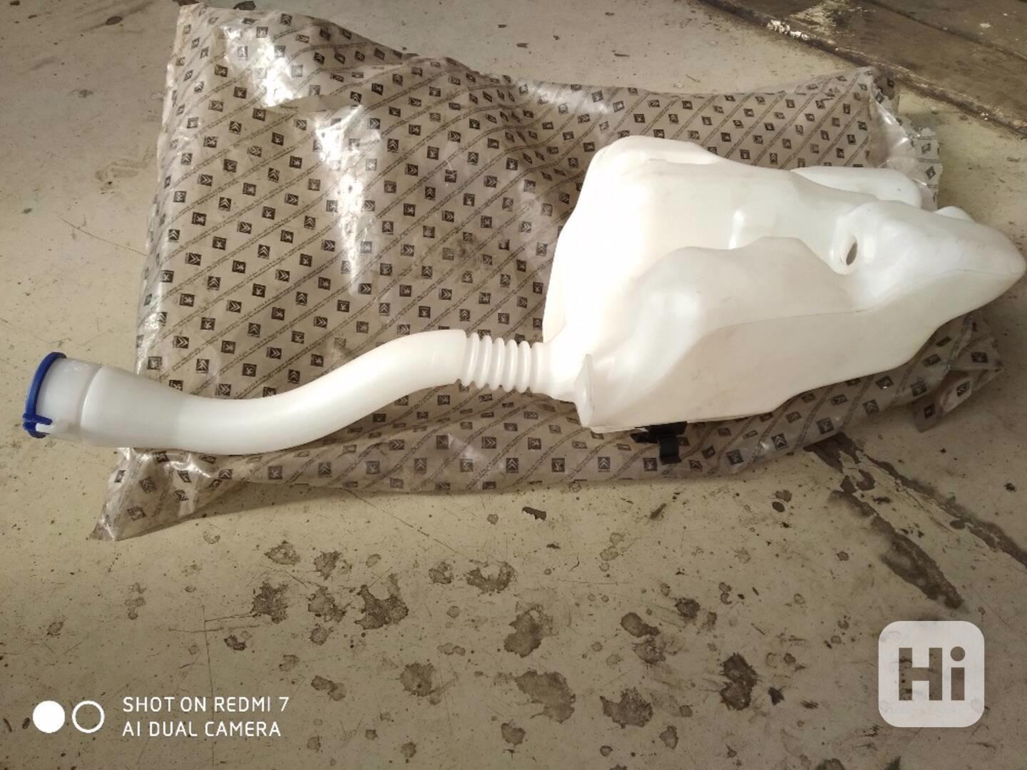 Nádobka ostřikovačů - foto 1