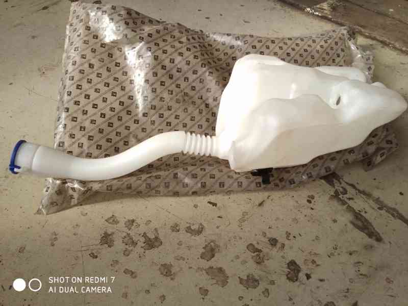 Nádobka ostřikovačů - foto 1