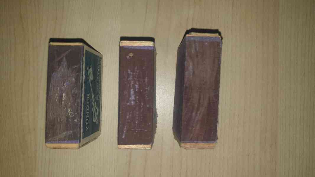 Staré dýhované krabičky se zápalkami. - foto 3