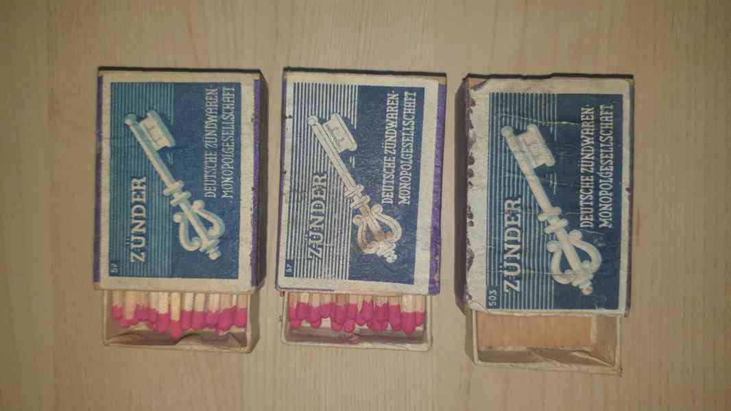 Staré dýhované krabičky se zápalkami.