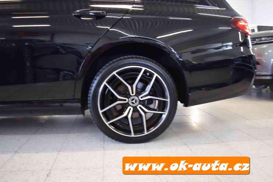 Mercedes-Benz Třídy E 220 D 4MATIC AMG HYD.PODVOZEK 2021-DPH - foto 3