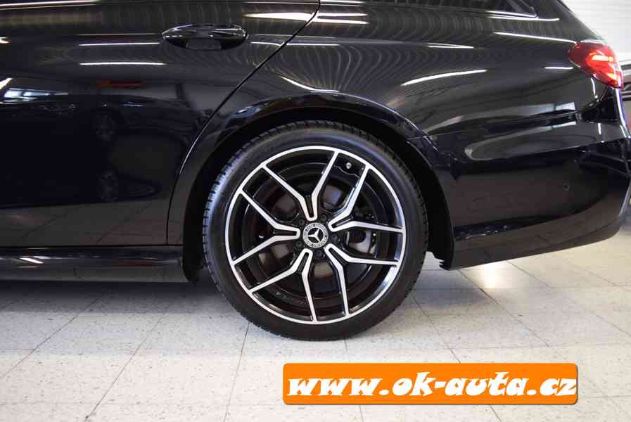 Mercedes-Benz Třídy E 220 D 4MATIC AMG HYD.PODVOZEK 2021-DPH - foto 7