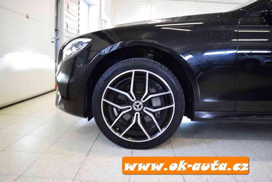 Mercedes-Benz Třídy E 220 D 4MATIC AMG HYD.PODVOZEK 2021-DPH - foto 4