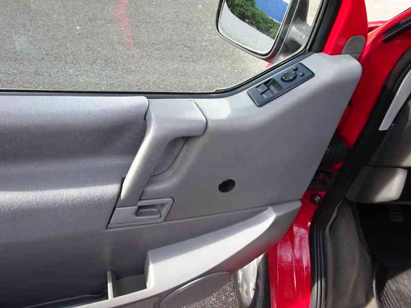 VW Multivan 2.5 TDI r.v.1998 (75 kw) závěs - foto 6