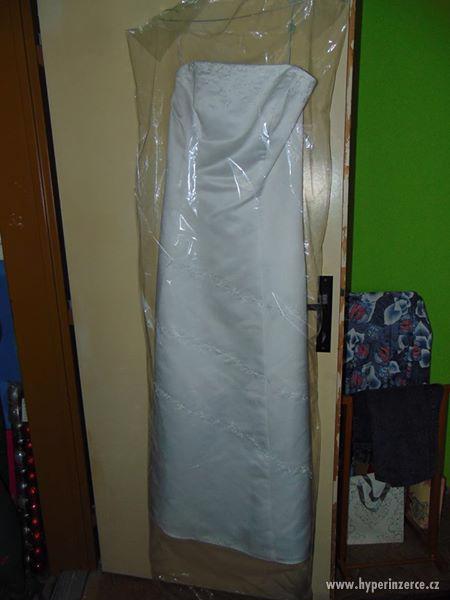 Svatební bílé šaty zdobené korálky - foto 3