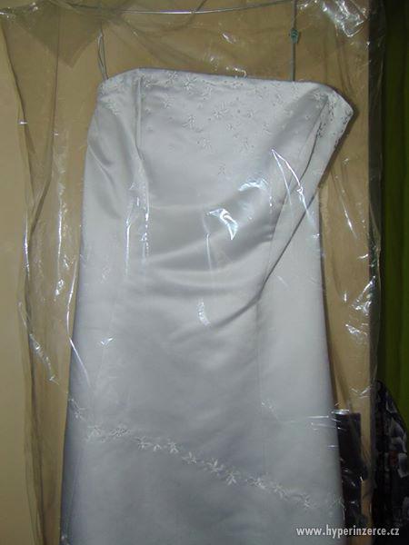 Svatební bílé šaty zdobené korálky - foto 4