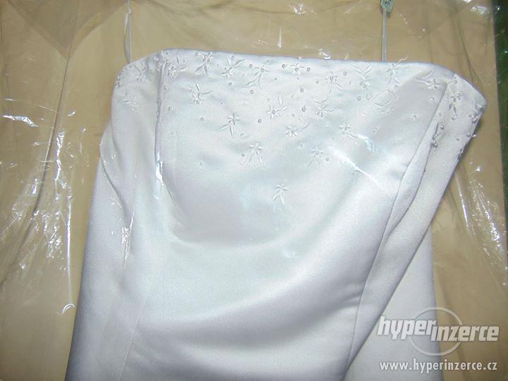 Svatební bílé šaty zdobené korálky - foto 5