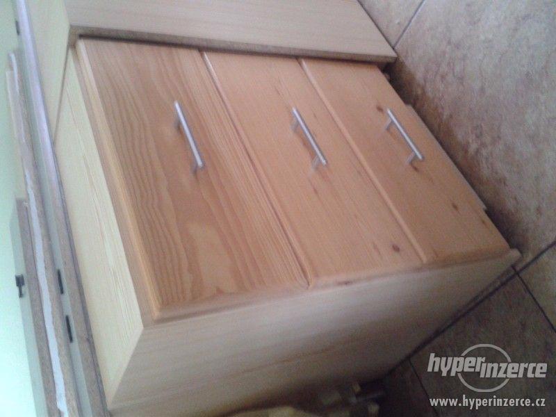 Psací stůl s masivními dřevěnými boxy - foto 3