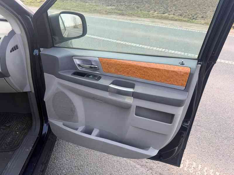  Chrysler Grand Voyager 3,8 V6 LPG Limited 2008 - foto 12
