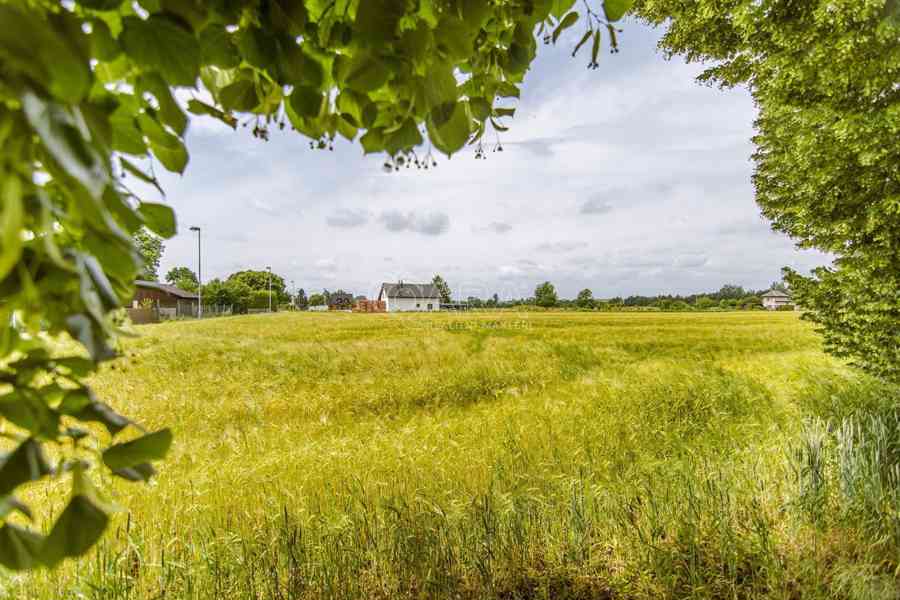 Stavební pozemek v klidné části obce Příšovice - foto 2