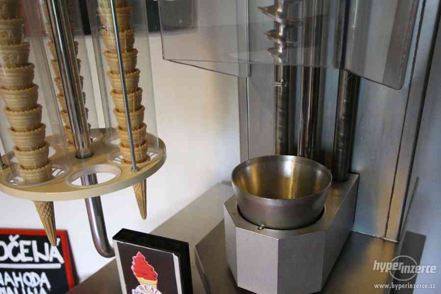 Zmrzlinový stroj na výrobu točené zmrzliny s ovocem - foto 4