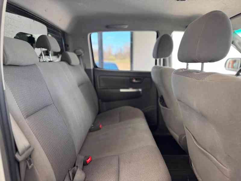 Toyota Hilux 2,5 D4D Life 4x4 nafta 106kw - foto 14