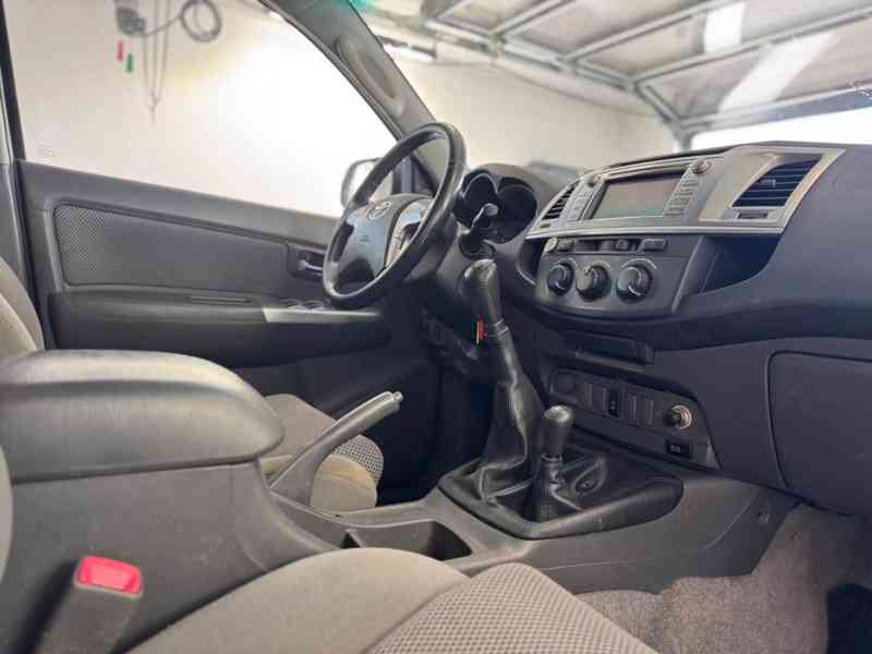 Toyota Hilux 2,5 D4D Life 4x4 nafta 106kw - foto 2