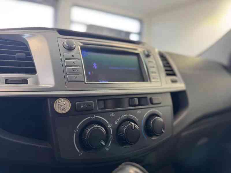 Toyota Hilux 2,5 D4D Life 4x4 nafta 106kw - foto 7