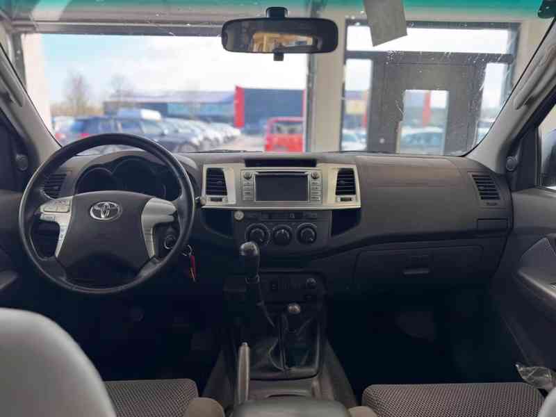 Toyota Hilux 2,5 D4D Life 4x4 nafta 106kw - foto 18