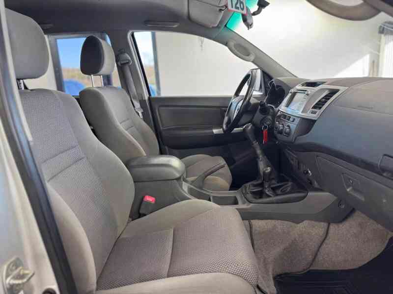 Toyota Hilux 2,5 D4D Life 4x4 nafta 106kw - foto 19