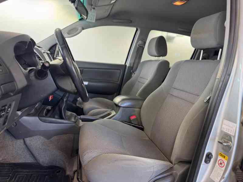 Toyota Hilux 2,5 D4D Life 4x4 nafta 106kw - foto 9