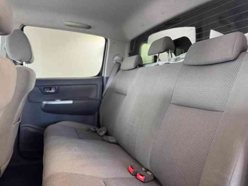 Toyota Hilux 2,5 D4D Life 4x4 nafta 106kw - foto 12