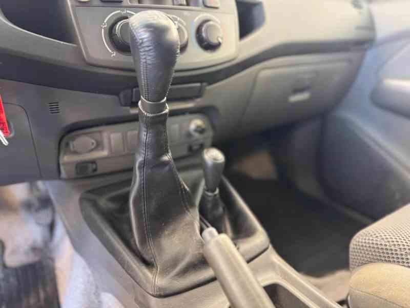 Toyota Hilux 2,5 D4D Life 4x4 nafta 106kw - foto 16