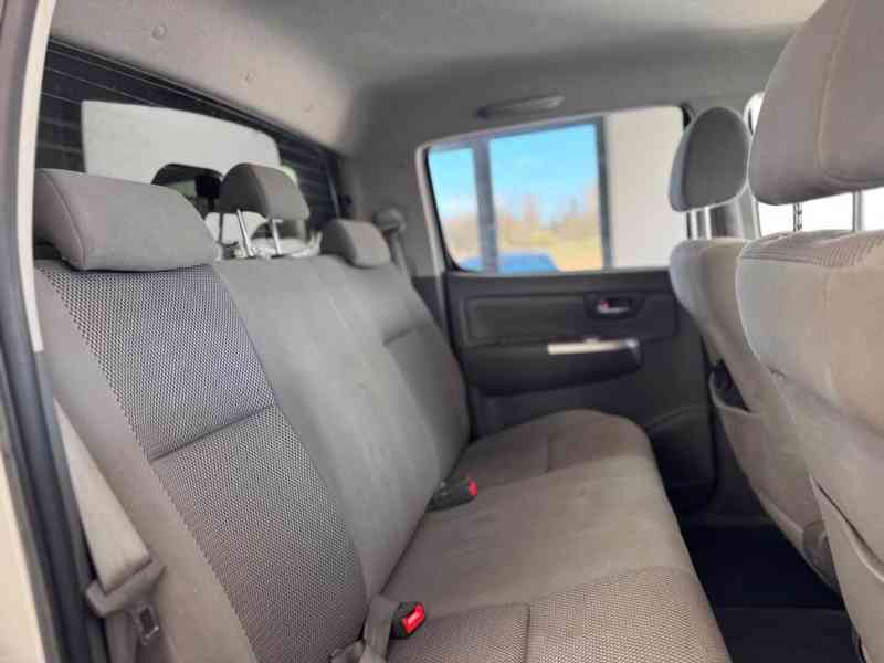 Toyota Hilux 2,5 D4D Life 4x4 nafta 106kw - foto 5